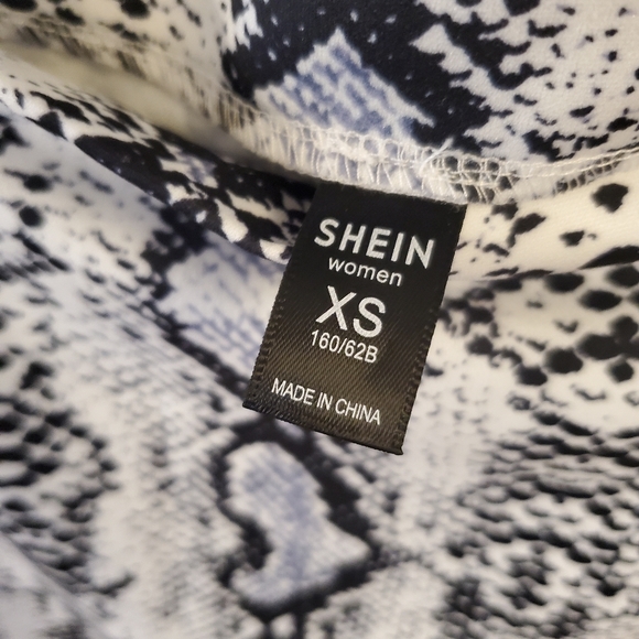 A mini skirt - Picture 2 of 4